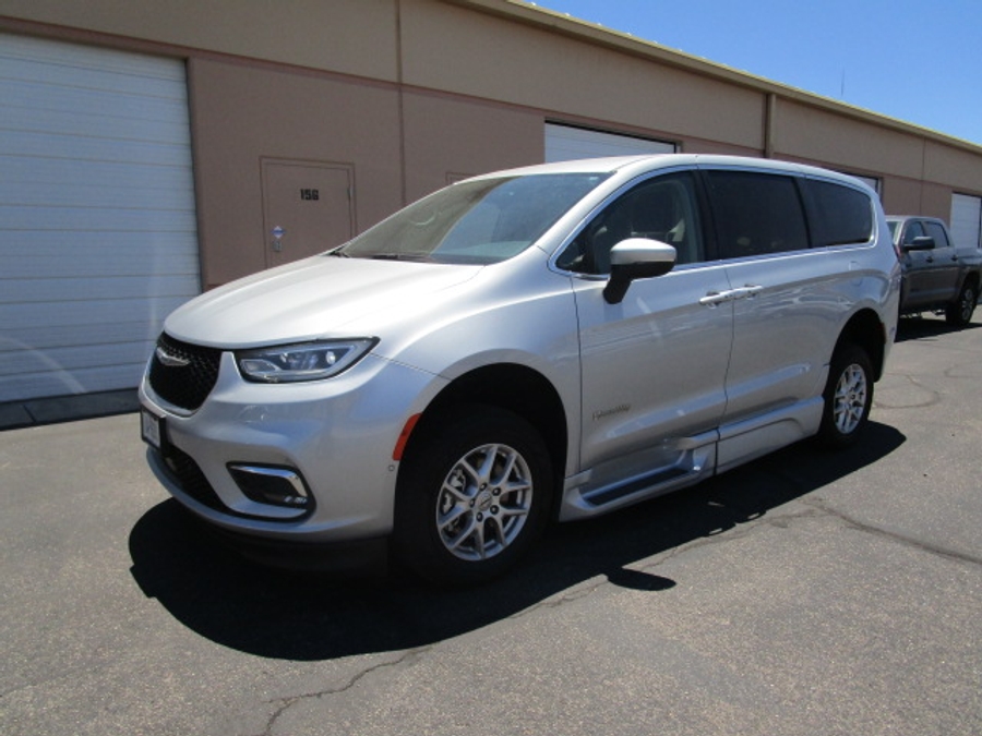 Used 2023 Chrysler Pacifica Touring L Safety - BraunAbility Side Entry In Floor Automatic Ramp