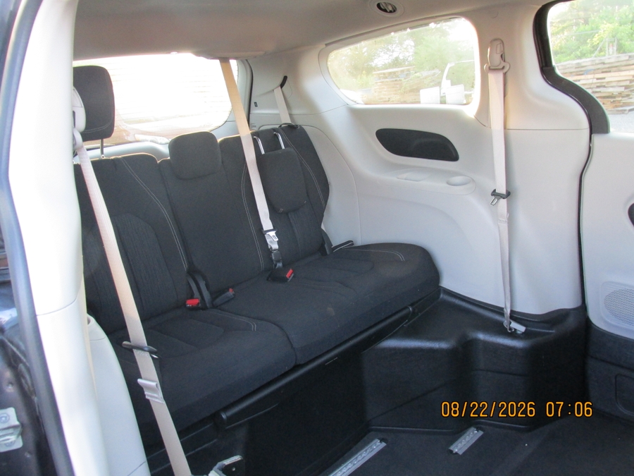 Granite Crystal Metallic Chrysler Voyager image number 8