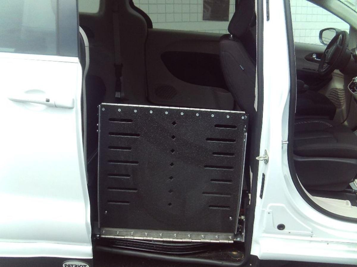 White Chrysler Voyager image number 3