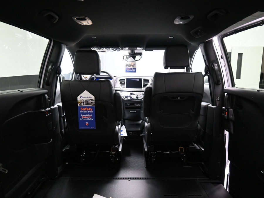 New 2025 Chrysler Pacifica Select Safety - BraunAbility Side Entry Entry In Floor Automatic Ramp