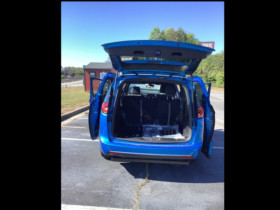 Blue Chrysler Pacifica image number 7