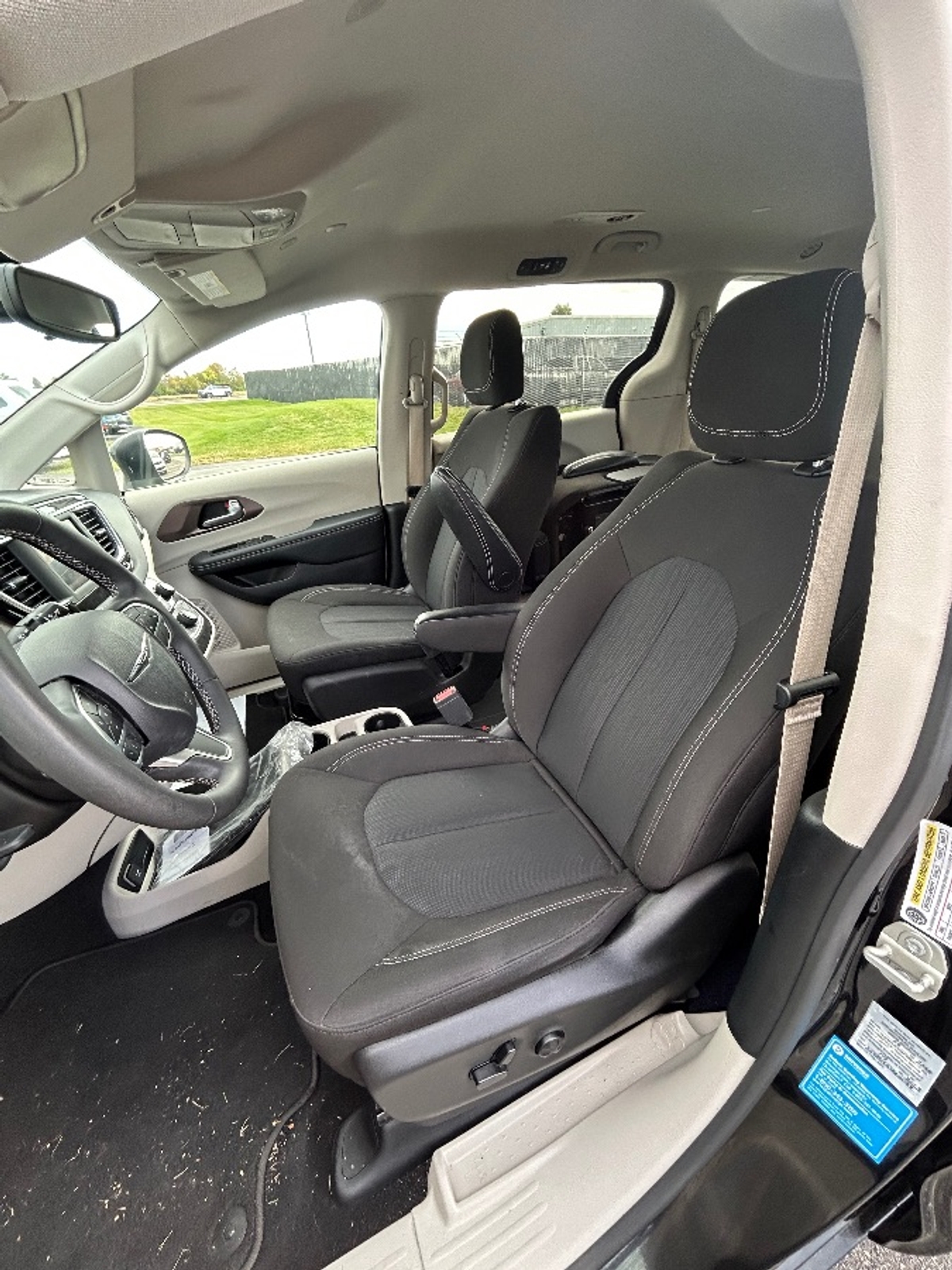 Black Chrysler Voyager image number 19