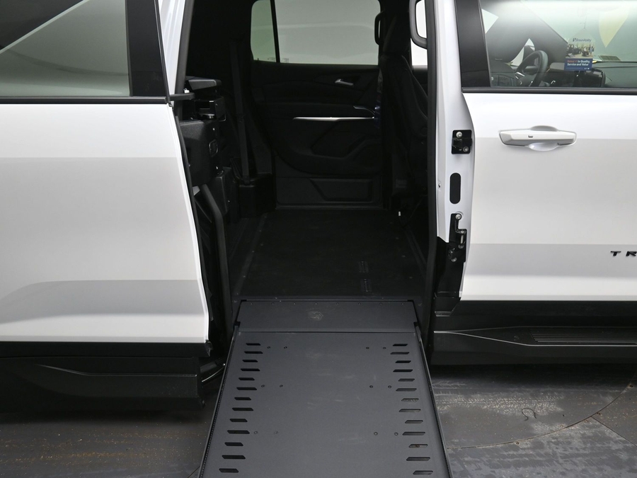 New 2025 Chevrolet Traverse 1LT Midnight - BraunAbility Side Entry Entry In Floor Automatic Ramp
