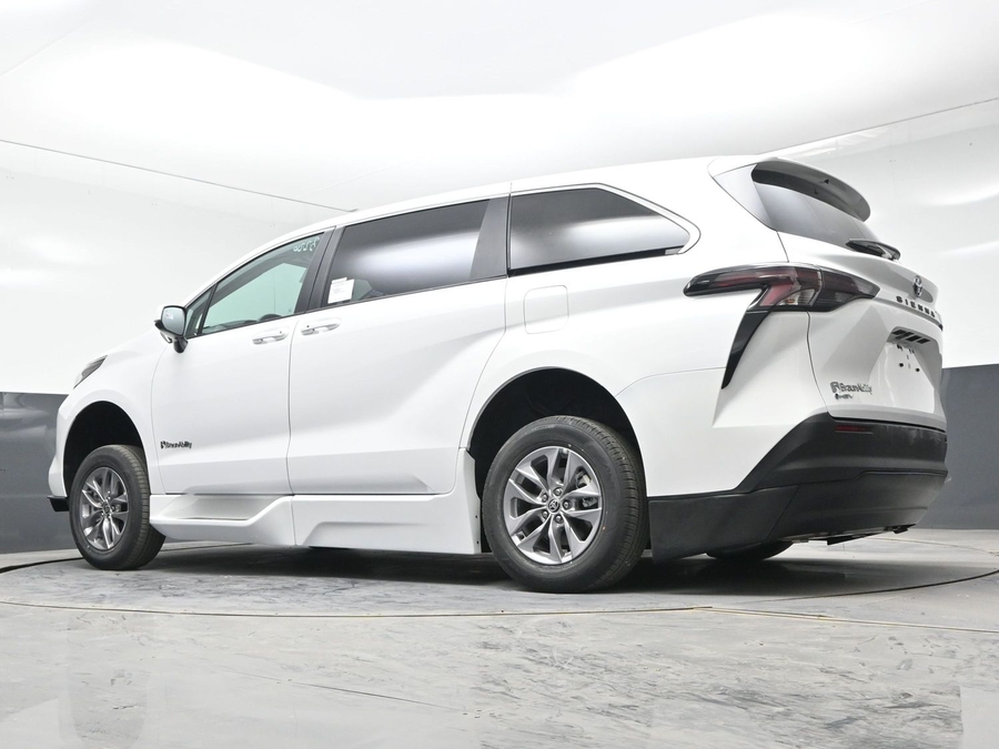 New 2026 Toyota Sienna Hybrid LE - BraunAbility Side Entry Entry Fold Out Automatic Ramp