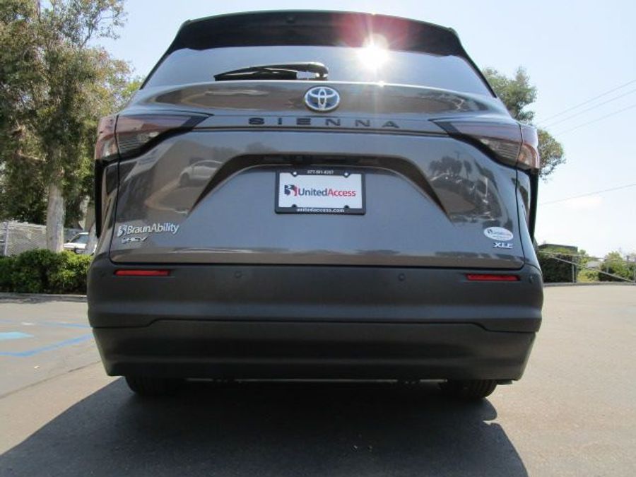 New 2025 Toyota Sienna Hybrid XLE Plus - BraunAbility Side Entry Entry In Floor Automatic Ramp