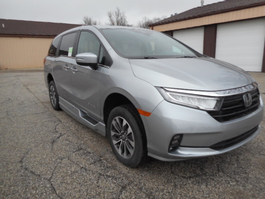 Silver Honda Odyssey image number 7