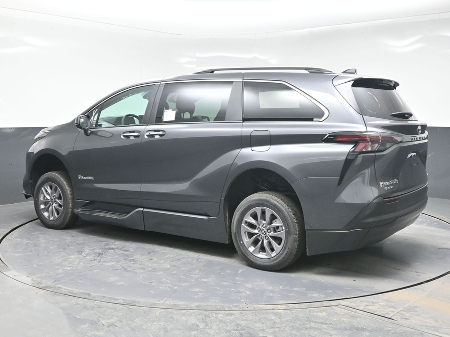 New 2025 Toyota Sienna Hybrid XLE Plus - BraunAbility Side Entry Entry Fold Out Automatic Ramp