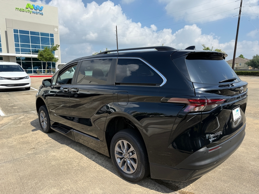 Black Toyota Sienna image number 4
