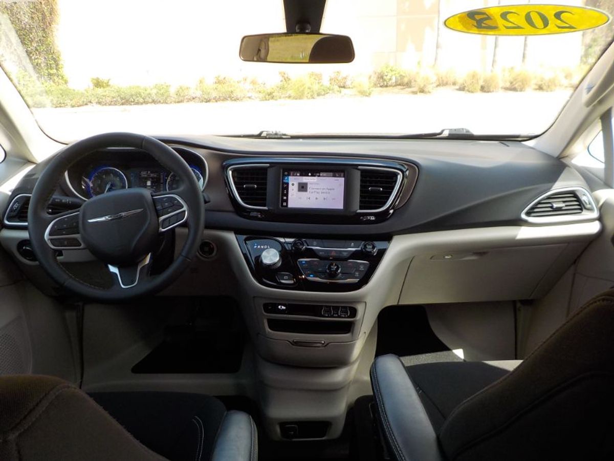 Grey Chrysler Voyager image number 8