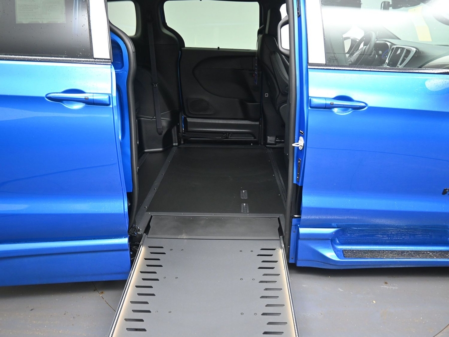 New 2026 Chrysler Pacifica Select Sport - BraunAbility Side Entry Entry In Floor Automatic Ramp