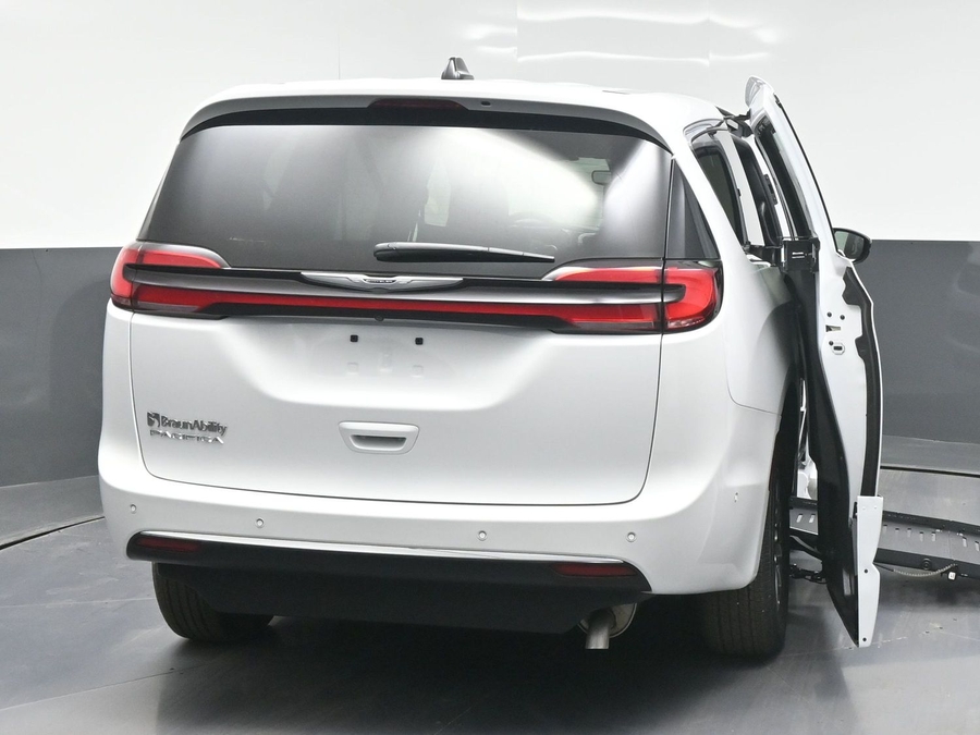 New 2025 Chrysler Pacifica Select Safety - BraunAbility Side Entry Entry Fold Out Automatic Ramp