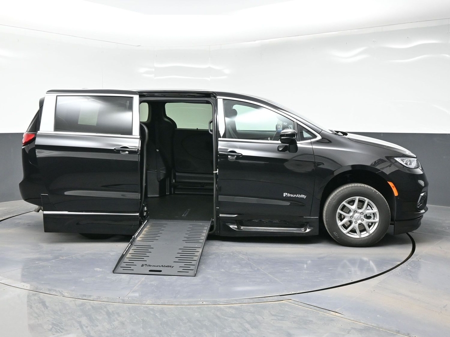 Black Chrysler Pacifica image number 7