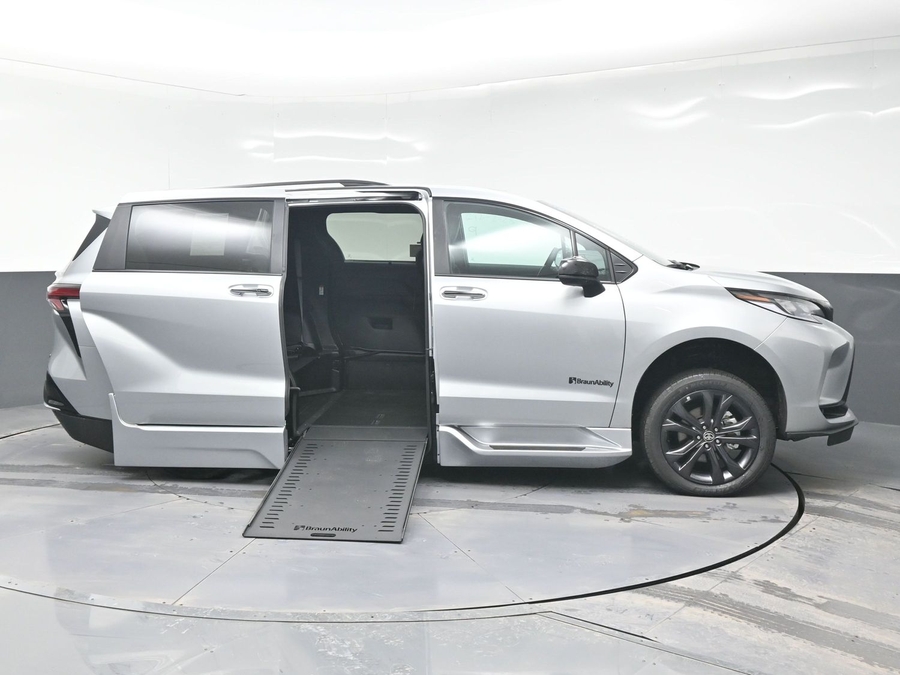 New 2025 Toyota Sienna Hybrid XSE Sport - BraunAbility Side Entry Entry In Floor Automatic Ramp