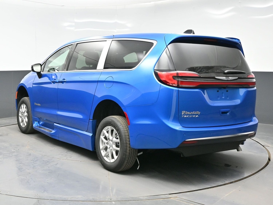 Blue Chrysler Pacifica image number 4