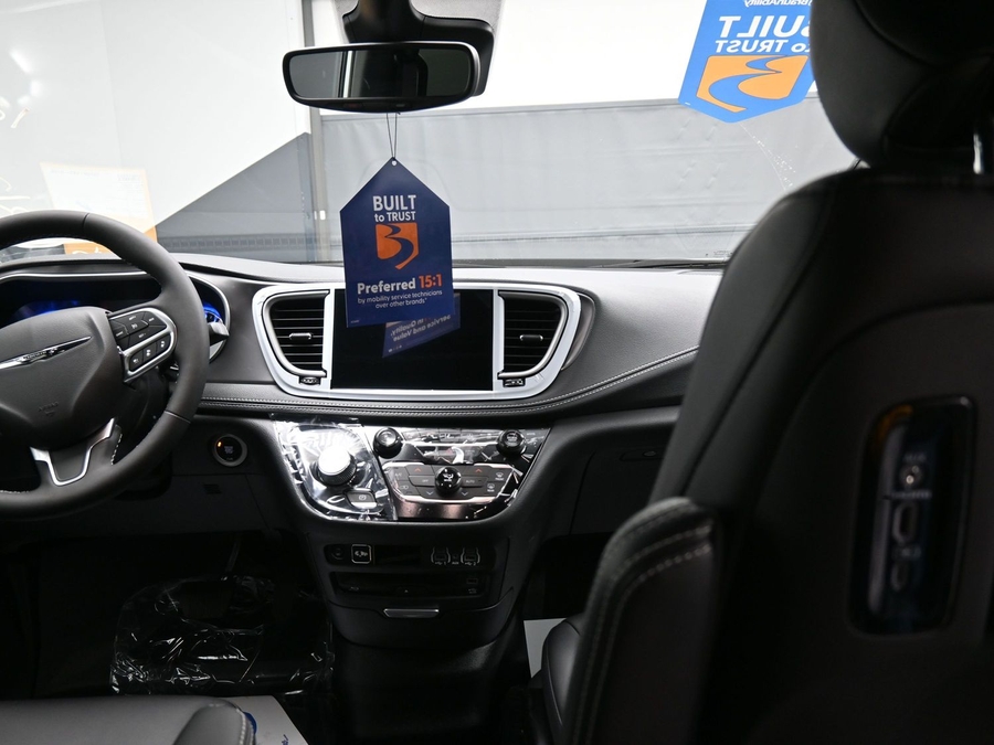 White Chrysler Pacifica image number 25