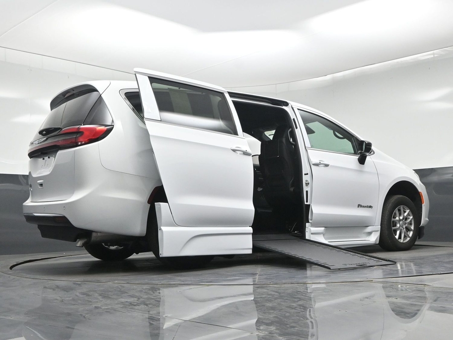 New 2026 Chrysler Pacifica Select Plus - BraunAbility Side Entry In Floor Automatic Ramp