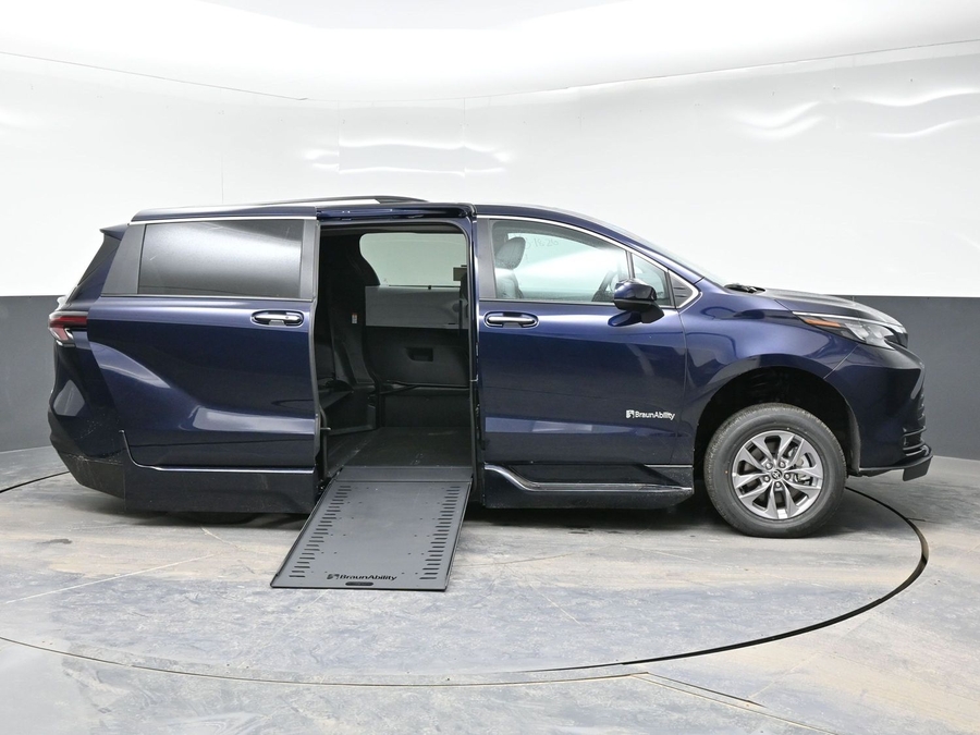 New 2026 Toyota Sienna Hybrid XLE Base - BraunAbility Side Entry In Floor Automatic Ramp