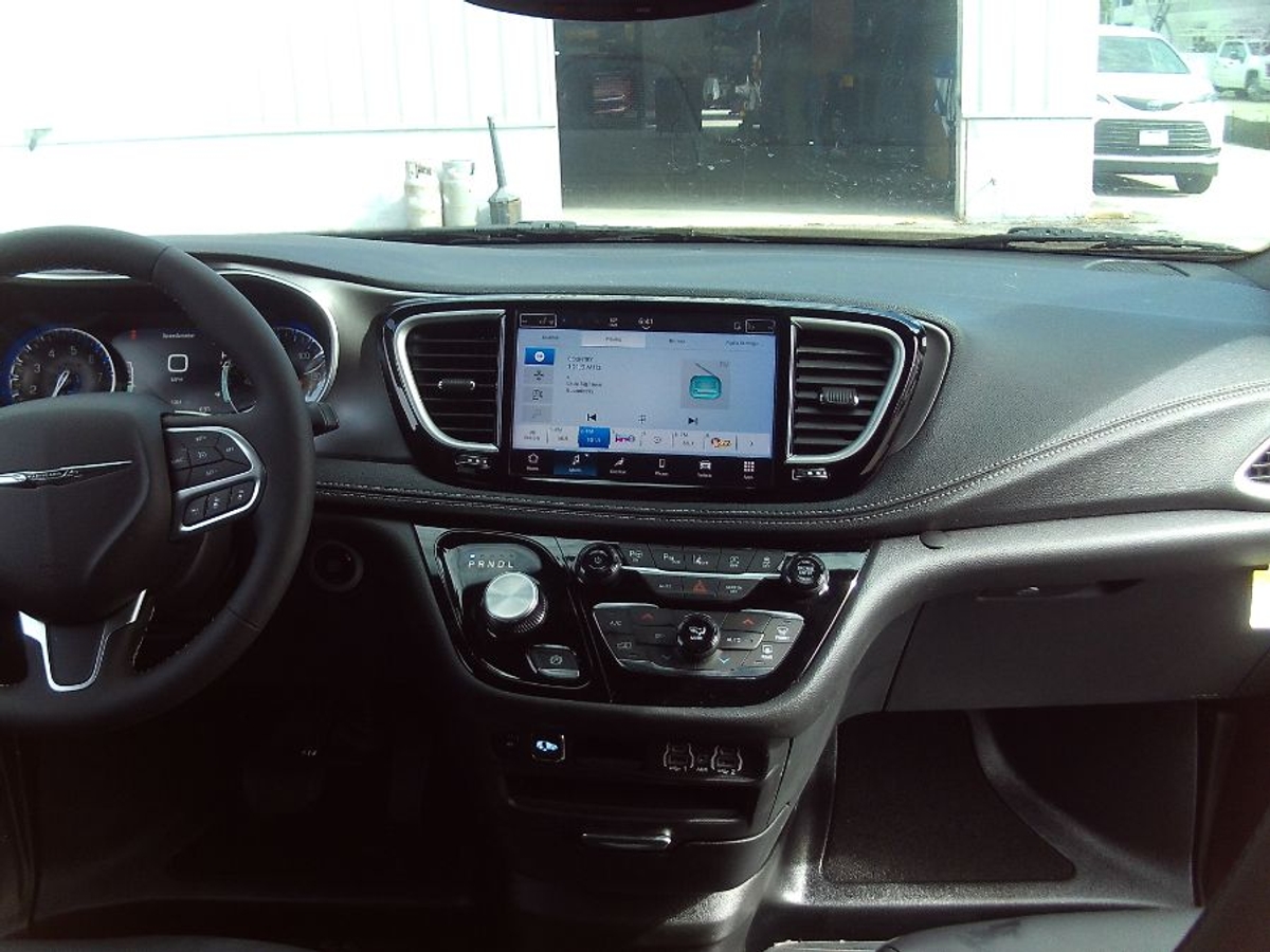 2025 CHRYSLER PACIFICA - Image 10