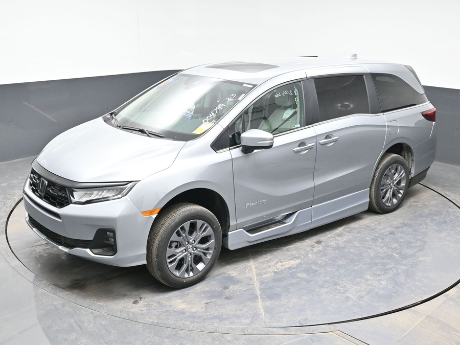 Silver Honda Odyssey image number 23