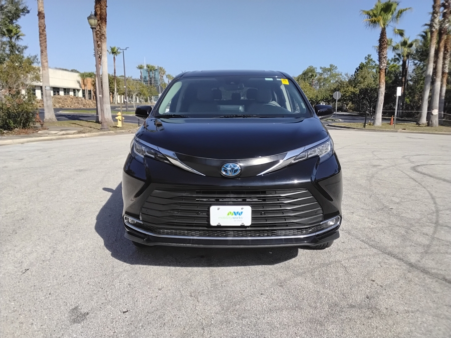 Black Toyota Sienna image number 7