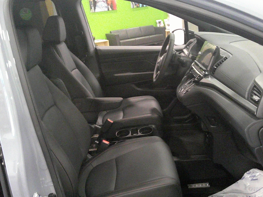 Grey Honda Odyssey image number 9