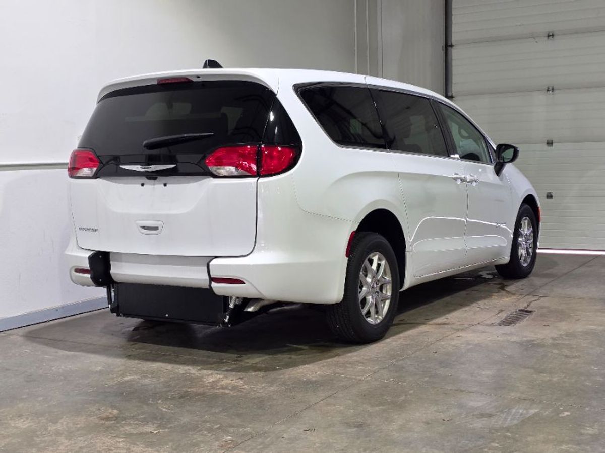 White Chrysler Voyager image number 4