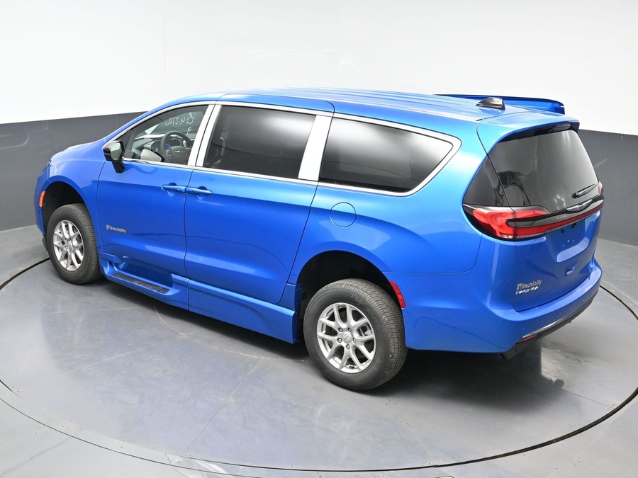 Blue Chrysler Pacifica image number 21