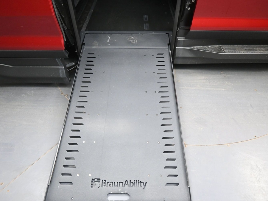 New 2026 Chevrolet Traverse 1LT Midnight - BraunAbility Side Entry In Floor Automatic Ramp