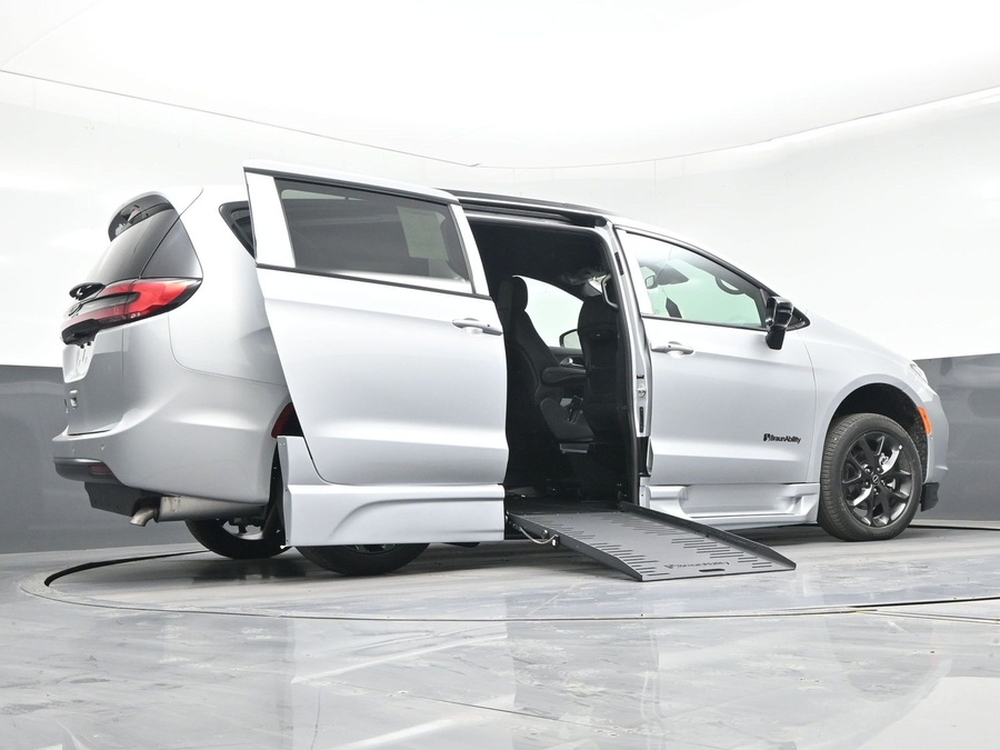 New 2026 Chrysler Pacifica Select Sport - BraunAbility Side Entry Entry Fold Out Automatic Ramp