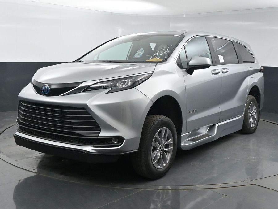 New 2025 Toyota Sienna Hybrid XLE Base - BraunAbility Side Entry Entry Fold Out Automatic Ramp