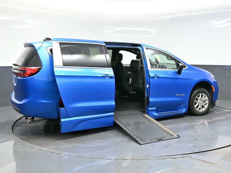 New 2026 Chrysler Pacifica Select Safety - BraunAbility Side Entry Entry In Floor Automatic Ramp