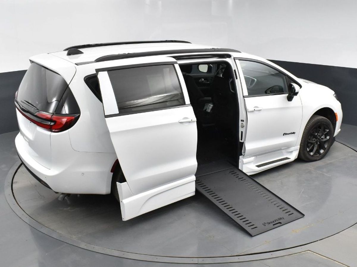 White Chrysler Pacifica image number 17