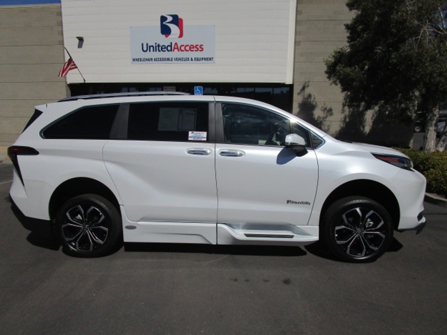 New 2025 Toyota Sienna Hybrid Platinum - BraunAbility Side Entry Entry In Floor Automatic Ramp