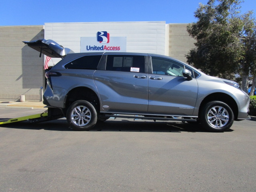 New 2026 Toyota Sienna Hybrid LE - Vantage Mobility Commercial Rear Entry Entry Fold Out Manual Ramp