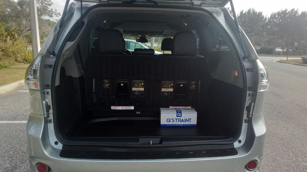 Silver Toyota Sienna image number 4