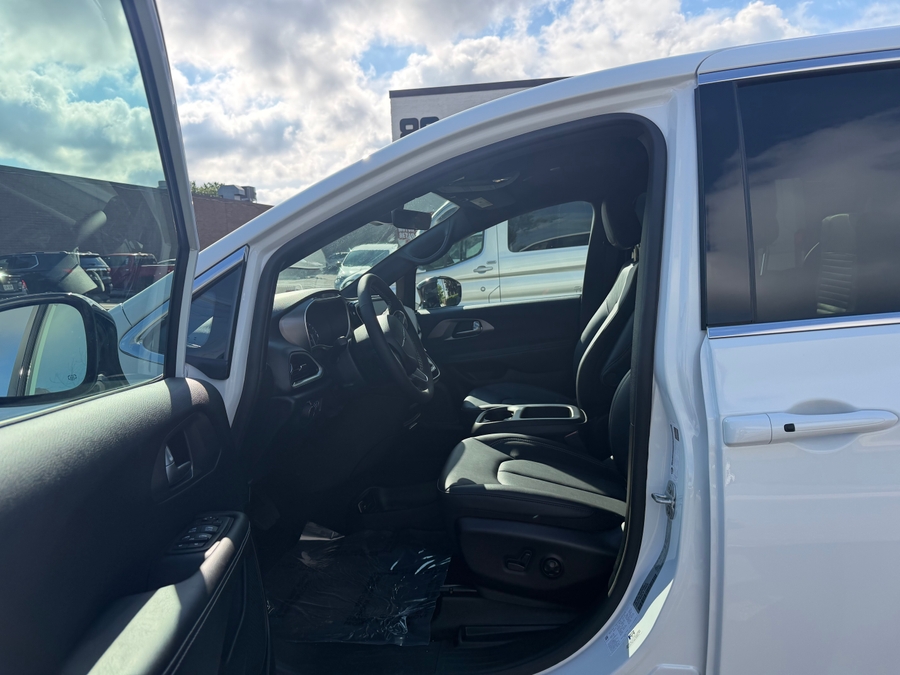 White Chrysler Voyager image number 10