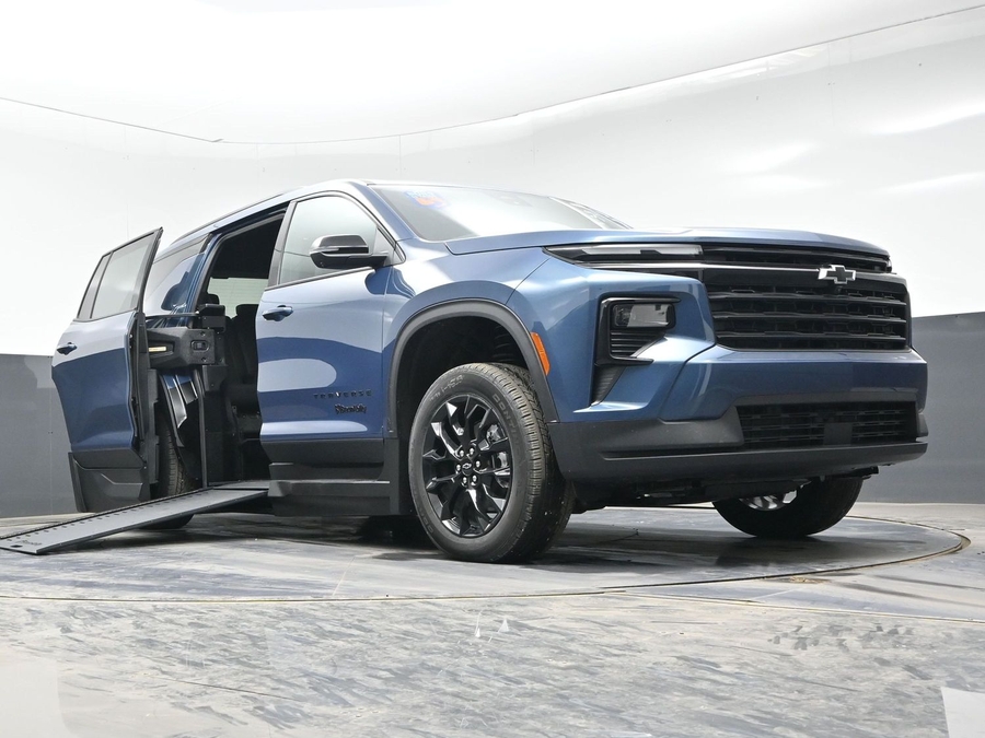 New 2026 Chevrolet Traverse 1LT Midnight - BraunAbility Side Entry Entry In Floor Automatic Ramp