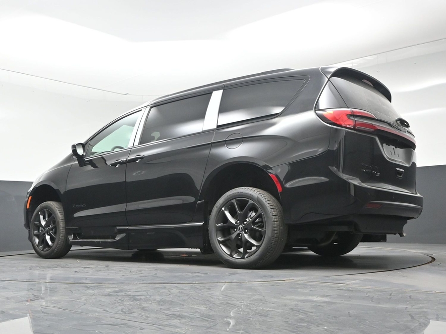 New 2026 Chrysler Pacifica Select Sport - BraunAbility Side Entry In Floor Automatic Ramp