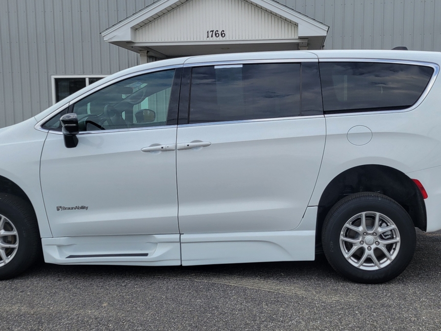 White Chrysler Pacifica image number 3