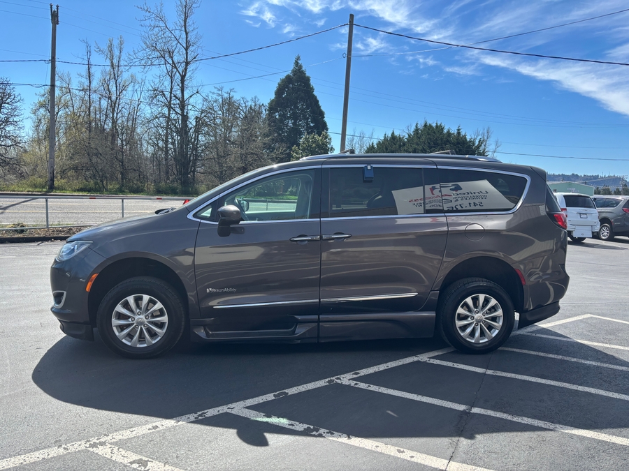 Used 2019 Chrysler Pacifica Touring L - BraunAbility Side Entry Entry Fold Out Automatic Ramp