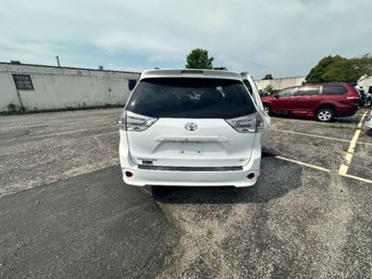 2011 TOYOTA SIENNA - Image 20