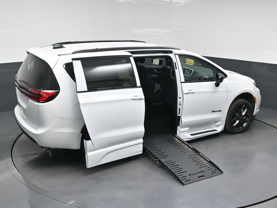 White Chrysler Pacifica image number 18