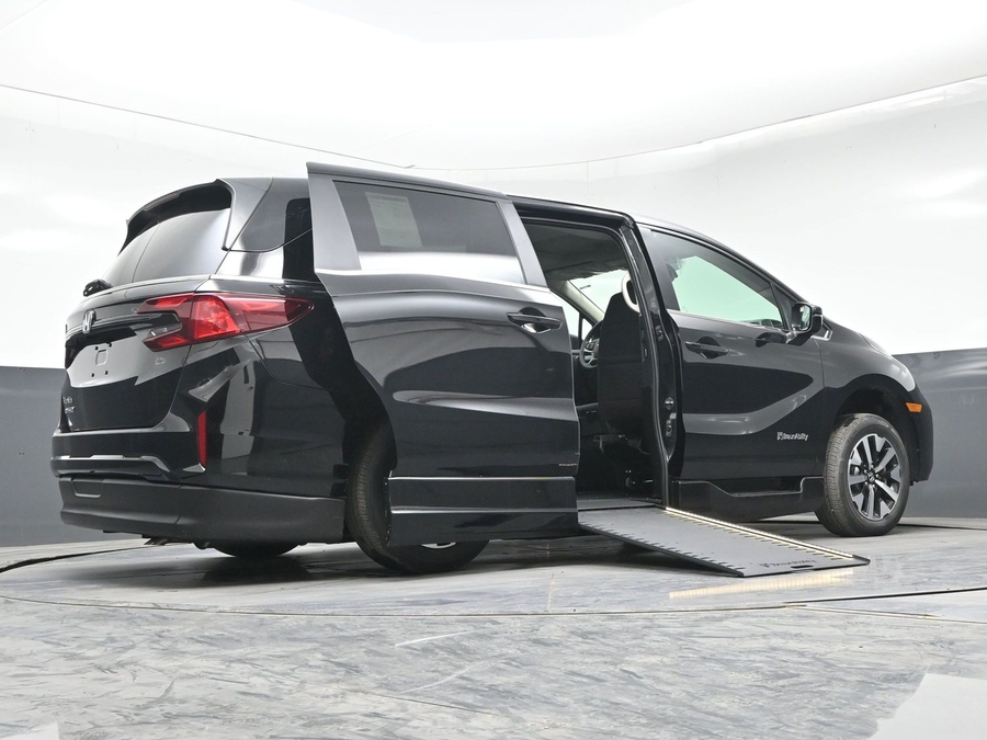 Black Honda Odyssey image number 18