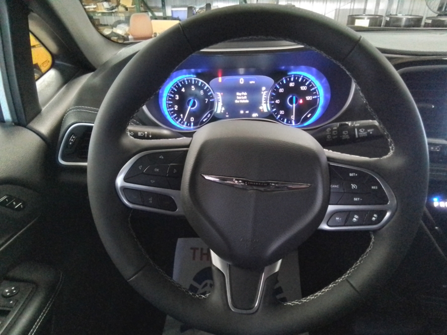 White Chrysler Pacifica image number 27