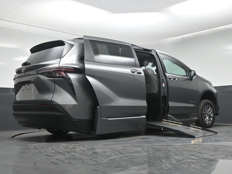 New 2026 Toyota Sienna Hybrid XLE Base - BraunAbility Side Entry Fold Out Automatic Ramp