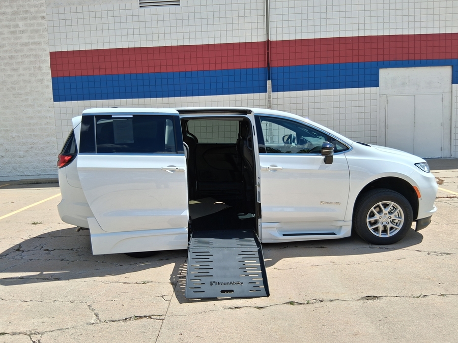 2026 Chrysler Pacifica Select's photo