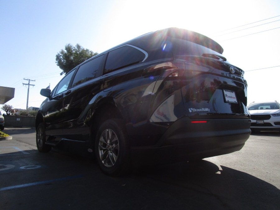 New 2025 Toyota Sienna Hybrid XLE Plus - BraunAbility Side Entry Entry In Floor Automatic Ramp