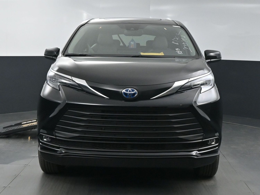New 2025 Toyota Sienna Hybrid XLE Base - BraunAbility Side Entry Entry Fold Out Automatic Ramp