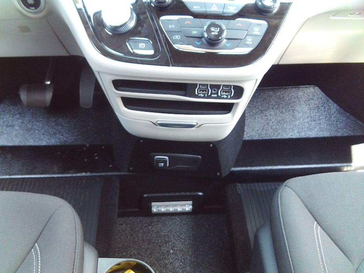 2024 CHRYSLER VOYAGER - Image 13