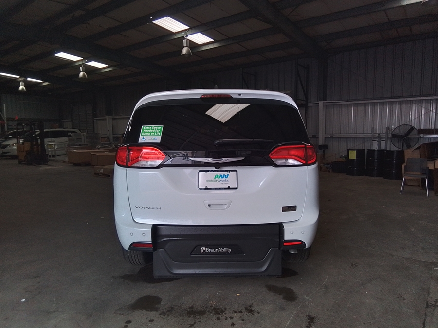 White Chrysler Voyager image number 5
